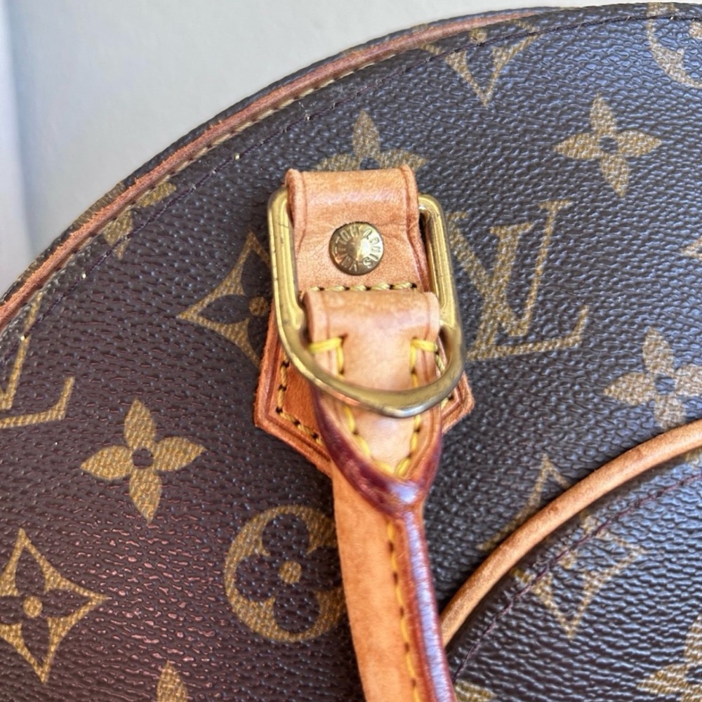 Louis Vuitton Handbag - Picture 9 of 12